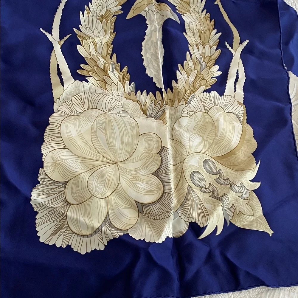 Hermes 34” square silk in bright navy and whites - Picture 5 of 5